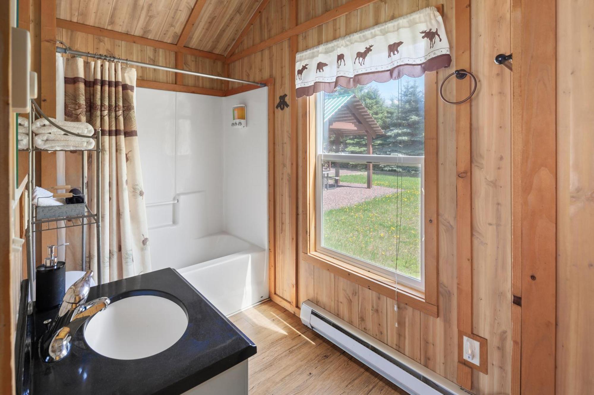 Sky Eco - Glacier General Store&Cabins Coram Exterior foto