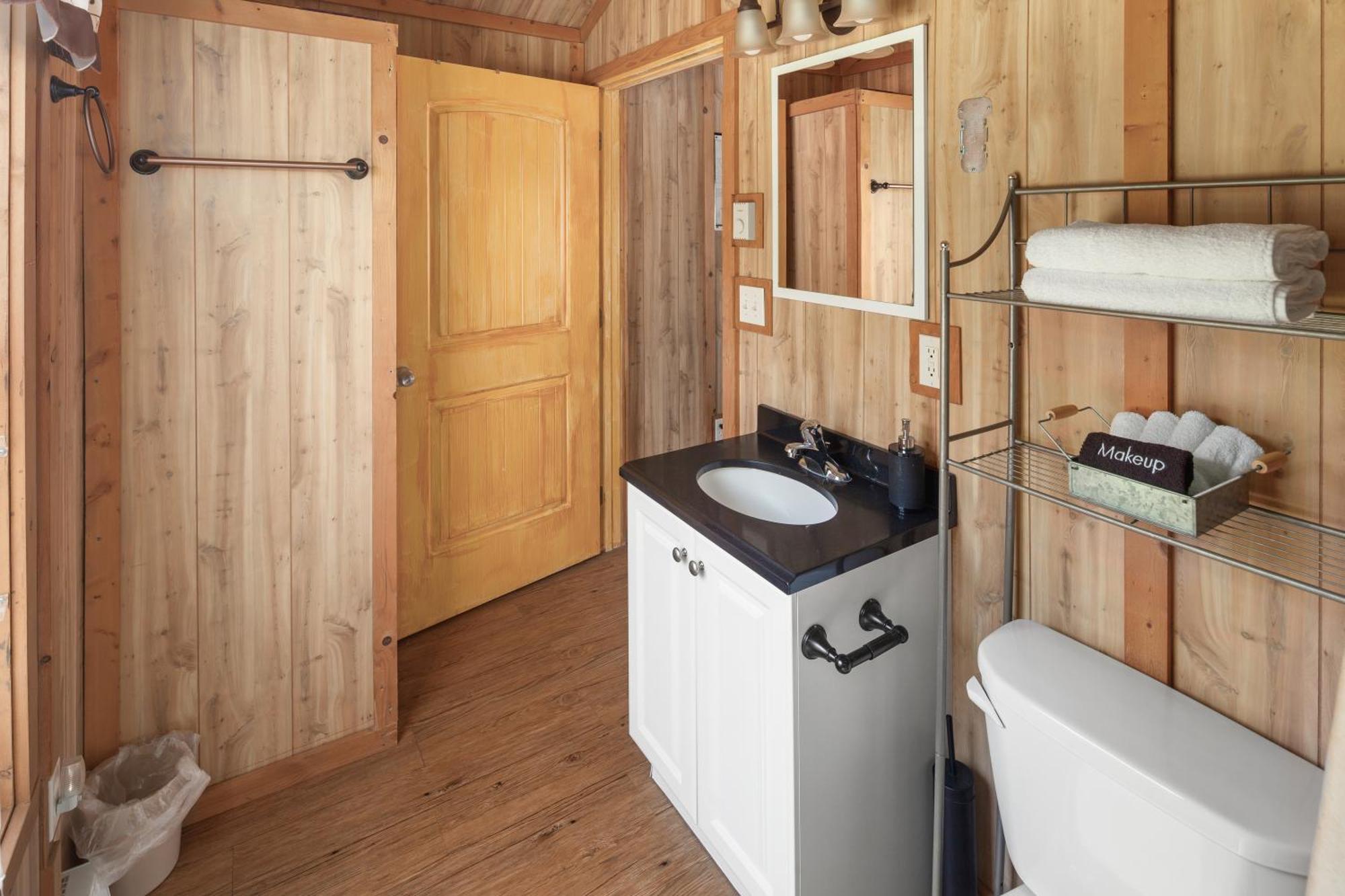 Sky Eco - Glacier General Store&Cabins Coram Exterior foto