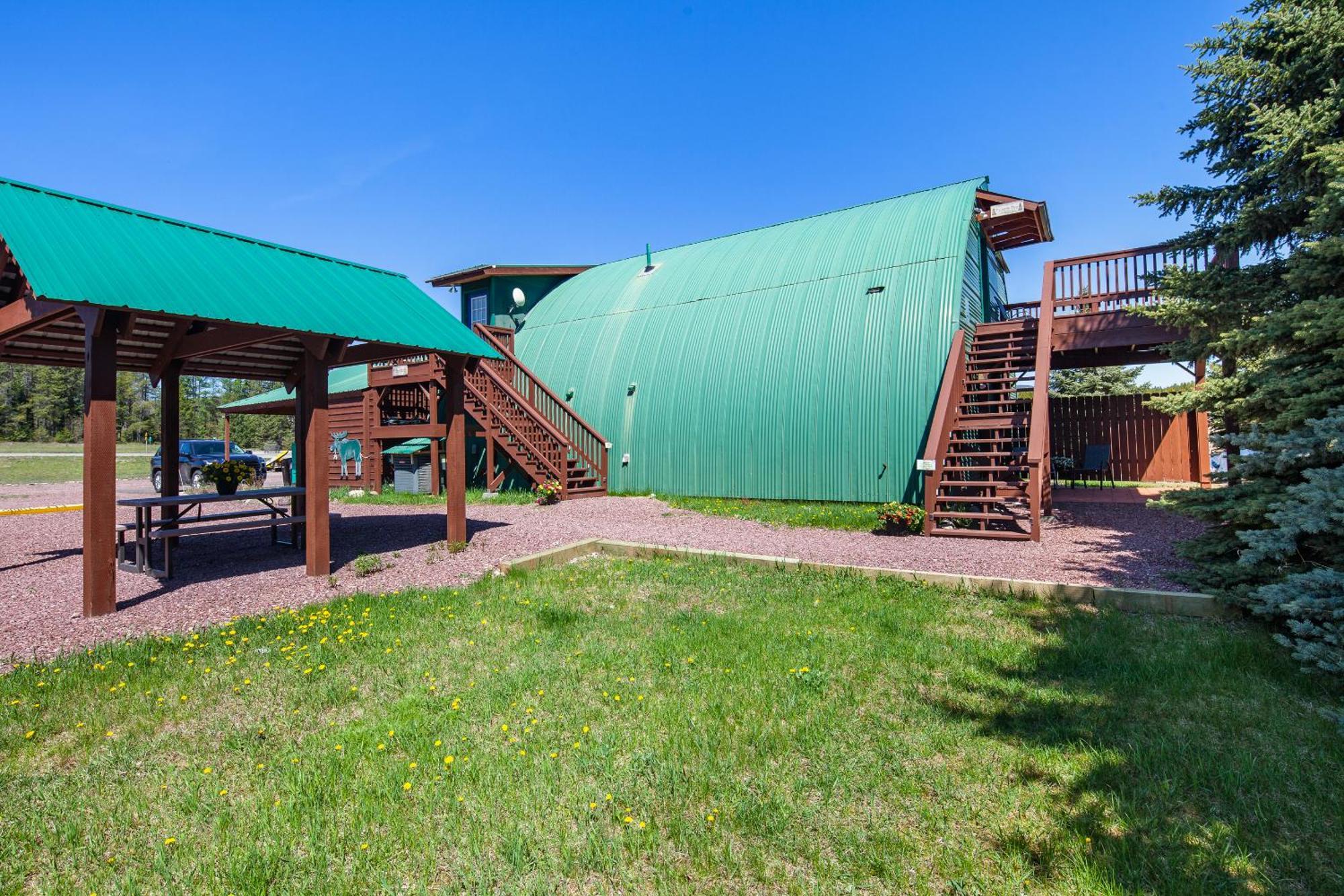 Sky Eco - Glacier General Store&Cabins Coram Exterior foto