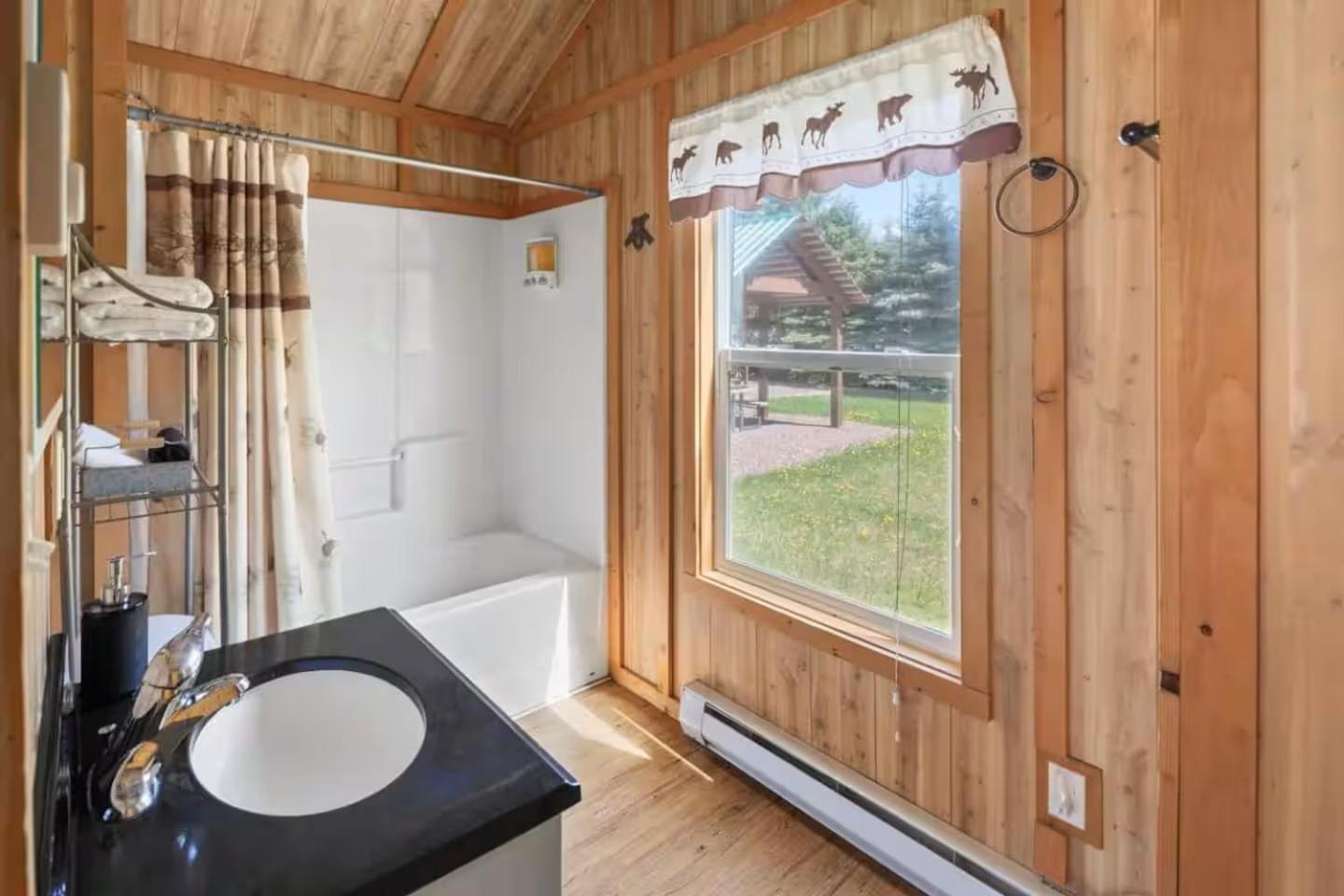 Sky Eco - Glacier General Store&Cabins Coram Exterior foto